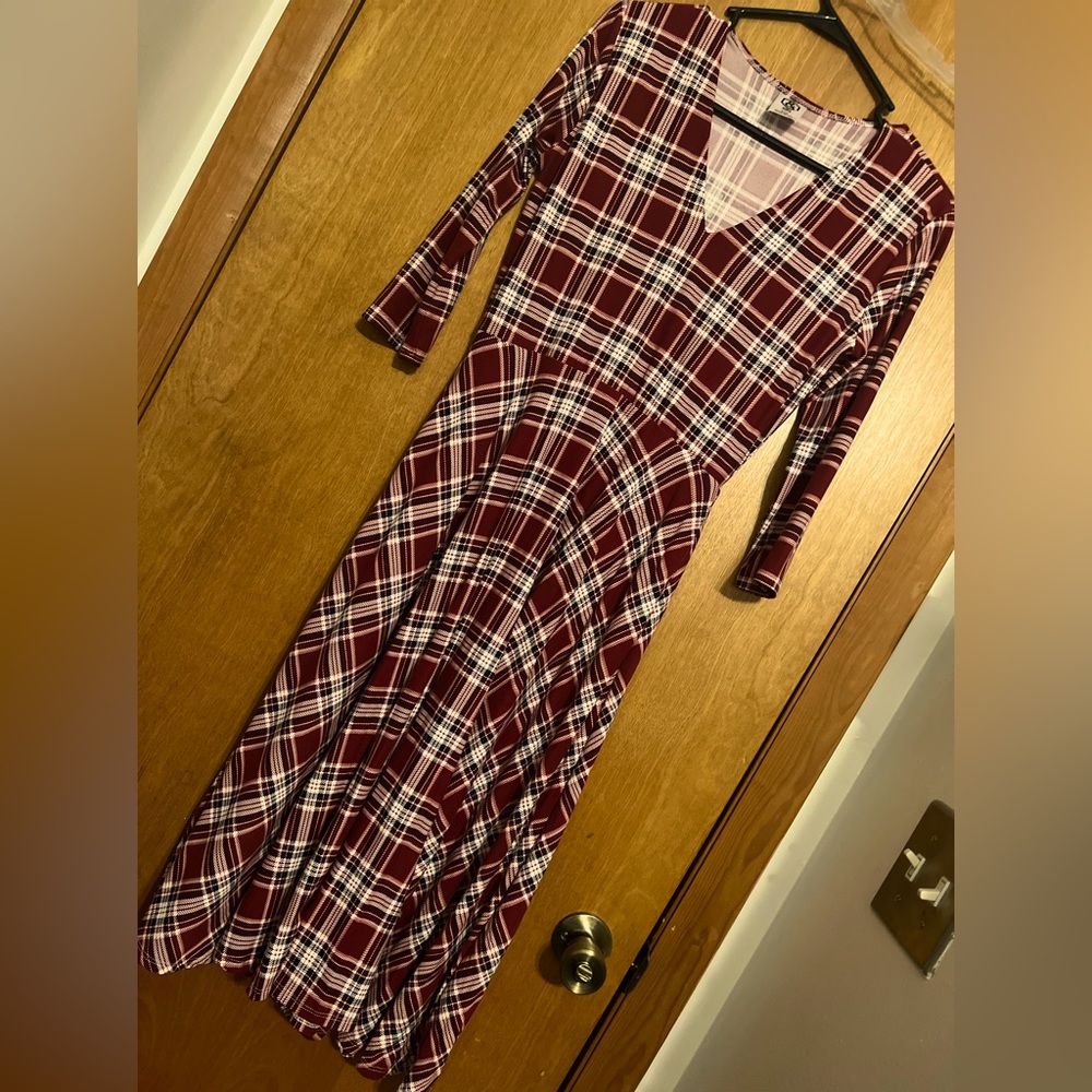 Fairly new 3/4 length sleeve, buttery soft size s, stretchy long dress.